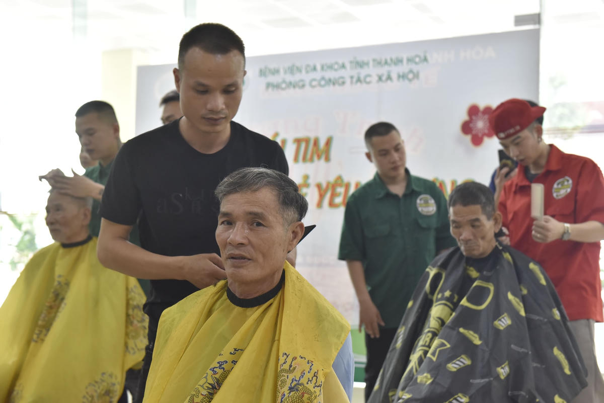 Việc tổ chức cắt tóc miễn phí, theo anh Thịnh, vừa giúp đỡ được bệnh nhân tại các bệnh viện và cũng giúp các thành viên trong nhóm nâng cao tay nghề.