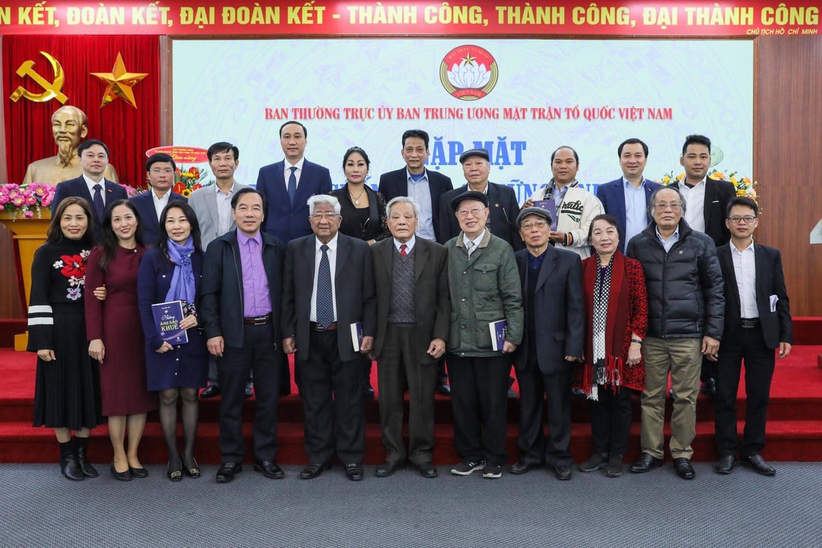Các đại biểu chụp ảnh lưu niệm với tác giả Nguyễn Túc.