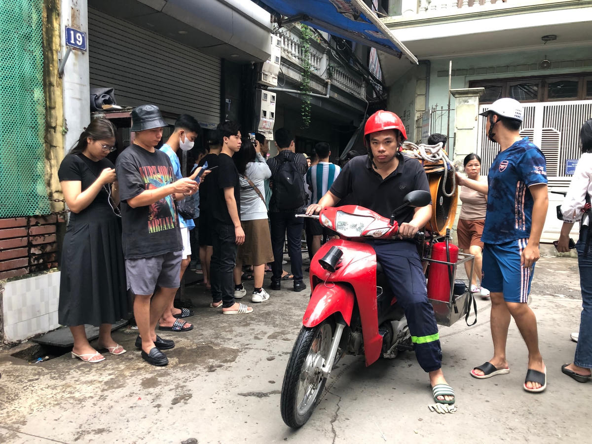 Người dân hy vọng tìm thấy người thân của gia đình.