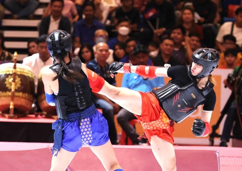 Nguyễn Thị Thanh Tiền (giáp đỏ) giành HCV thứ 2 cho đội tuyển Kun Bokator Việt Nam tại SEA Games 32. Ảnh: Trang tin điện tử Tổng cục Thể dục Thể thao.
