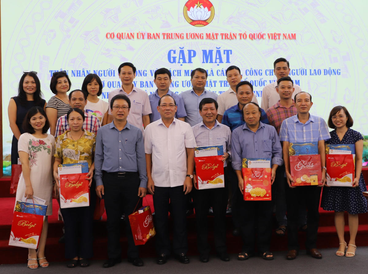Ông Hoàng Công Thủy chụp ảnh lưu niệm cùng thân nhân người có công với cách mạng của cơ quan. 