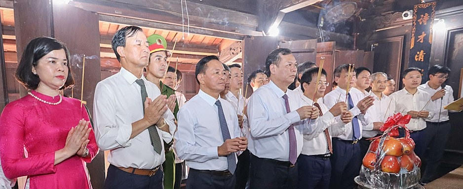 Tập thể lãnh đạo tỉnh Nam Định dâng hương tưởng niệm cố Tổng Bí thư Trường Chinh.