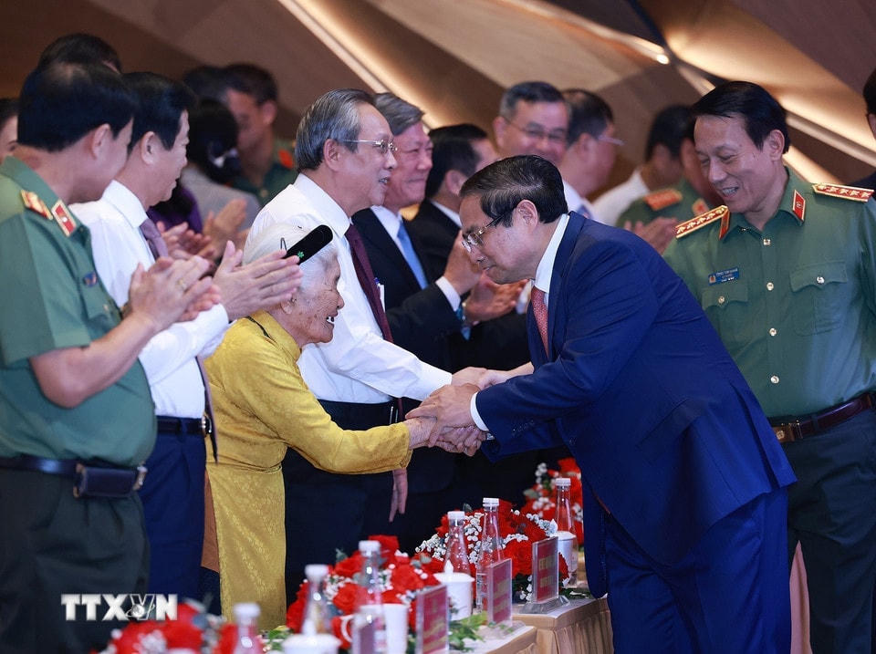 Thủ tướng Phạm Minh Chính với đại biểu Mẹ Việt Nam Anh hùng dự Đại hội Thi đua “Vì an ninh Tổ quốc” lần thứ 9. (Ảnh: Dương Giang/TTXVN)