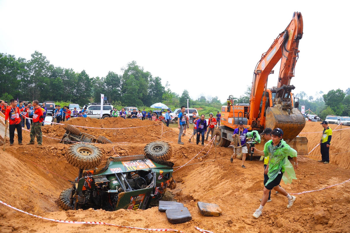 Dù đều là tay lái lão luyện trong làng ô tô địa hình nhưng cũng gặp không ít khó khăn khi thi đấu.