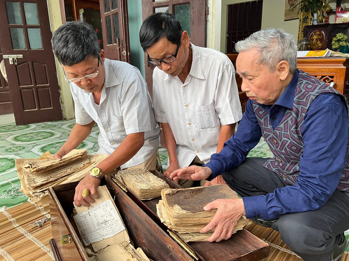 Những quyển sách cổ còn lại được lưu giữ tại nhà ông Hải.
