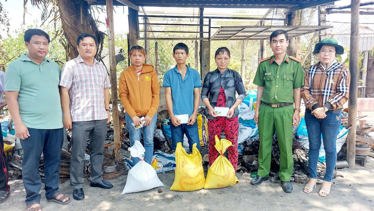 Phó Chủ tịch UBND huyện Hòa Bình Trần Minh Thới cùng lãnh đạo Phòng Lao động,Thương binh và Xã hội huyện, UBND xã Vĩnh Thịnh đã đến thăm và hỗ trợ tiền cho 3 hộ gia đình có nhà liền kề bị hỏa hoạn ở ấp Vĩnh Bình, xã Vĩnh Thịnh, huyện Hòa Bình.