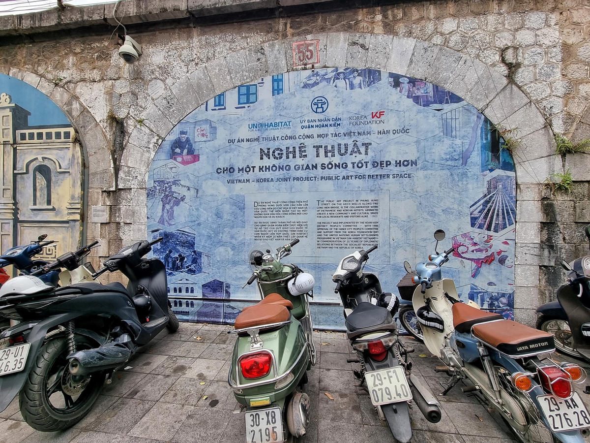 Phố bích họa Phùng Hưng là tổ hợp 20 tác phẩm nghệ thuật của các nghệ sĩ Việt Hàn hoàn thành sau khoảng 3 tháng trên tổng cộng 127 vòm cầu.