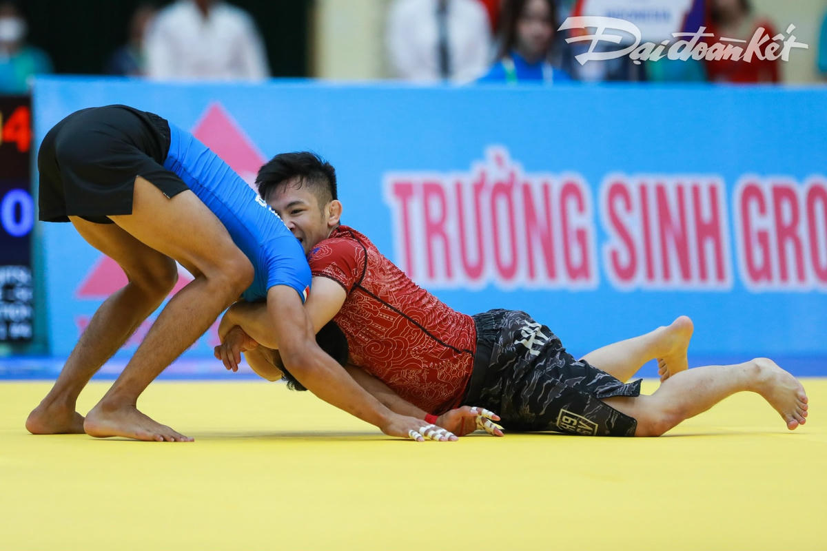 Đào Hồng Sơn với thể lực tuyệt vời đã giúp anh ghìm đối thủ để giành chiến thắng.