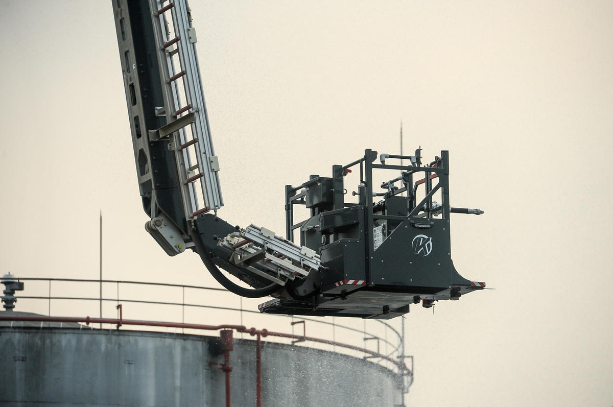 Vận hành các trang thiết bị ứng phó sự cố và trang thiết bị của cơ sở để tổ chức công tác chữa cháy và cứu nạn, cứu hộ.