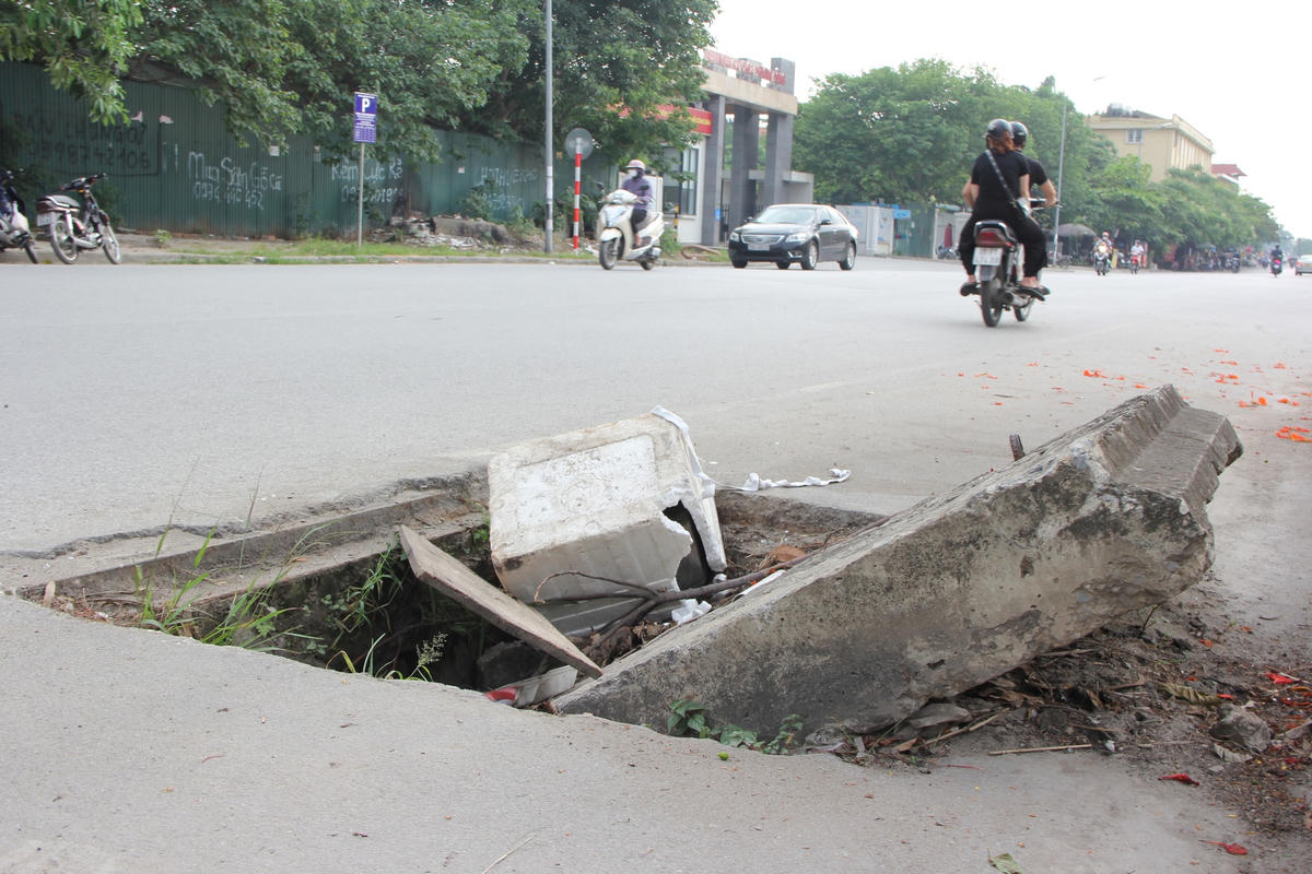 Hàng loạt hố ga không nắp trên Phố Viên - Nguyễn Đình Tứ "bẫy" người đi đường.Những hố ga không nắp trên phố Nguyễn Đình Tứ rất nguy hiểm cho người tham gia giao thông.Theo người dân cho biết, hố ga tại đây mất nắp đã lâu mà không thấy cơ quan chức năng nào kiểm tra để thay nắp mới, nguy cơ tiềm ẩn tai nạn cho người dân đi qua bất cứ lúc nào.Hố ga trên vỉa hè phố Viên ngay Trường Đại học Mỏ - Địa chất sâu gần 2 mét được che đậy rất sơ sài bằng những cành cây, mảnh gỗ nhỏ.Những cái hố "lộ thiên" chênh vênh giữa lòng đường rất nguy hiểm cho người tham gia giao thông mỗi khi đi qua.Không những mất an toàn cho người tham gia giao thông, tại những miệng cống còn là nơi đổ rác thải sinh hoạt gây ô nhiễm môi trường.Chị Trâm - một người dân sống trên tuyến Phố Viên cho biết: “Ngày nào tại đoạn đường này cũng thường xuyên xảy ra ngã xe liên tục, nhẹ thì xước xát tay chân, nặng thì chệch cột sống, rất may tuyến đường ít xe tải đi lại chứ không hậu quả khó nói trước được. Nguyên nhân xảy ra tai nạn là do điểm này là ngã ba giao nhau nên đường dốc, vướng những tấm bê tông và nước thải chảy ra đường trơn trượt nên xảy ra ngã xe, tai nạn”.