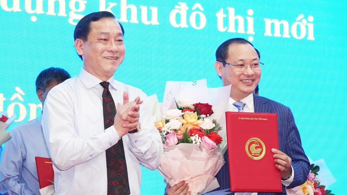 Ông Nguyễn Văn Vĩnh, Chủ tịch UBND tỉnh Tiền Giang, trao giấy chứng nhận đầu tư cho nhà đầu tư.
