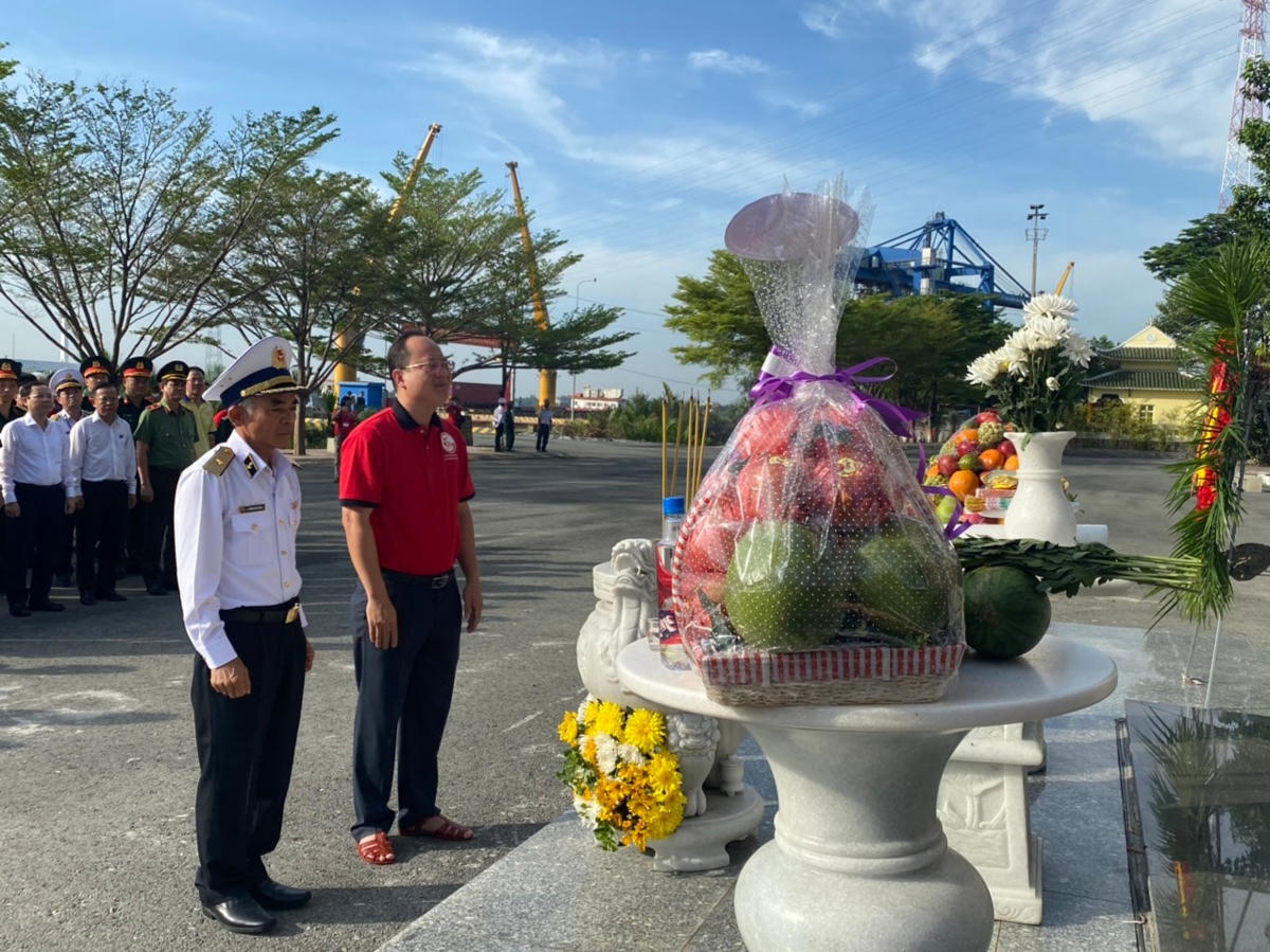 Chuẩn đô đốc Lương Việt Hùng và Phó Bí thư Thành ủy TP HCM Nguyễn Hồ Hải dâng hương đài tưởng niệm.