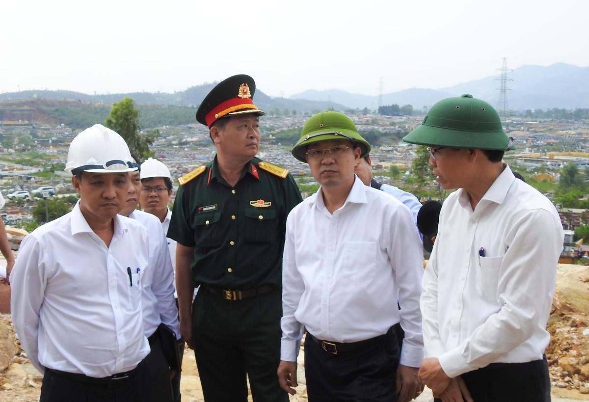 Bí thư Thành ủy Đà Nẵng Nguyễn Văn Quảng (thứ 2 từ phải sang) thị sát, chỉ đạo khắc phục hậu quả. Ảnh: Thanh Tùng.