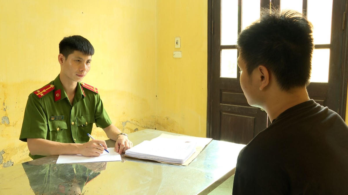 Một đối tượng (áo đen) tại Cơ quan điều tra. Ảnh: Công an tỉnh Bắc Ninh.