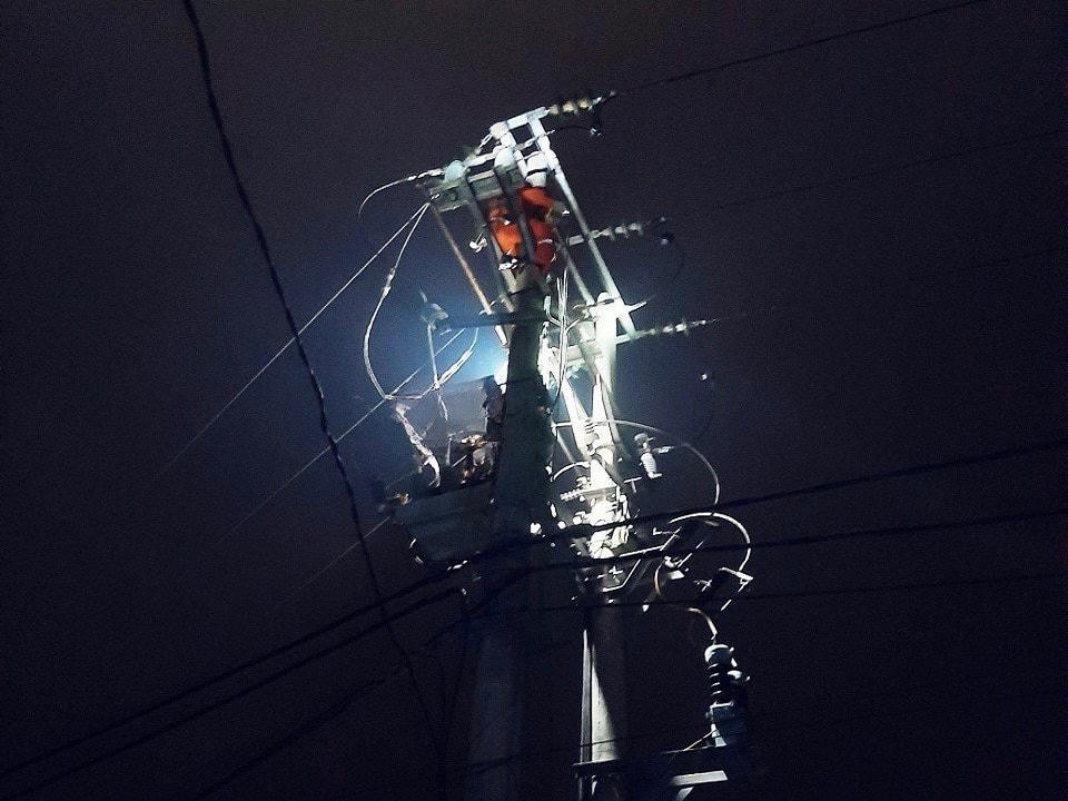 Điện lực Lập Thạch (PC Vĩnh Phúc) xử lý sự cố máy cắt tại xã Xuân Hoà, huyện Lập Thạch.