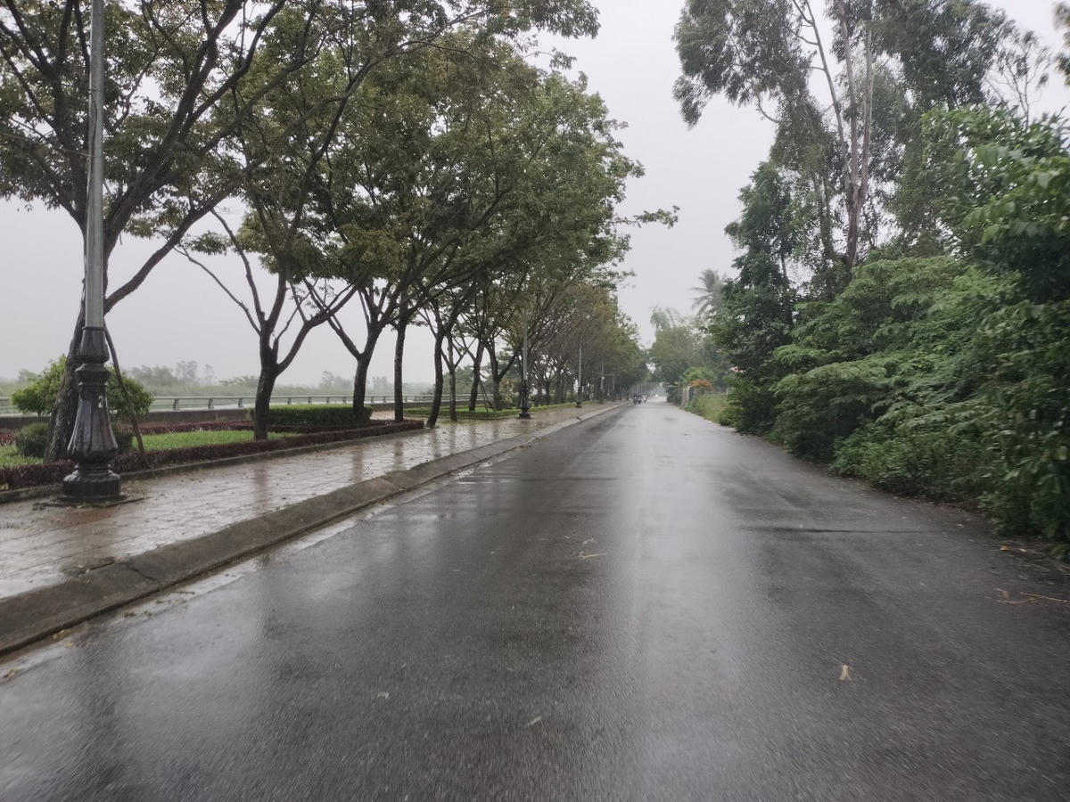 Tuyến đường Bạch Đằng, TP Tam Kỳ vắng bóng người lưu thông.