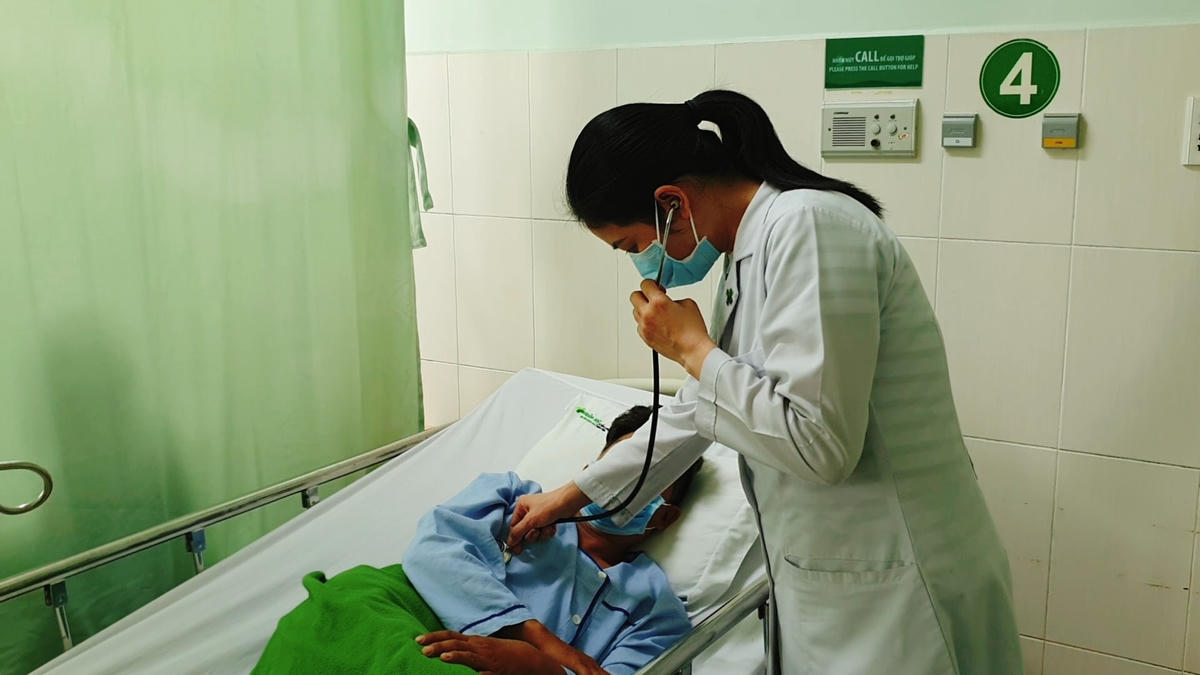 Bác sĩ theo dõi, kiểm tra sức khoẻ bệnh nhân.