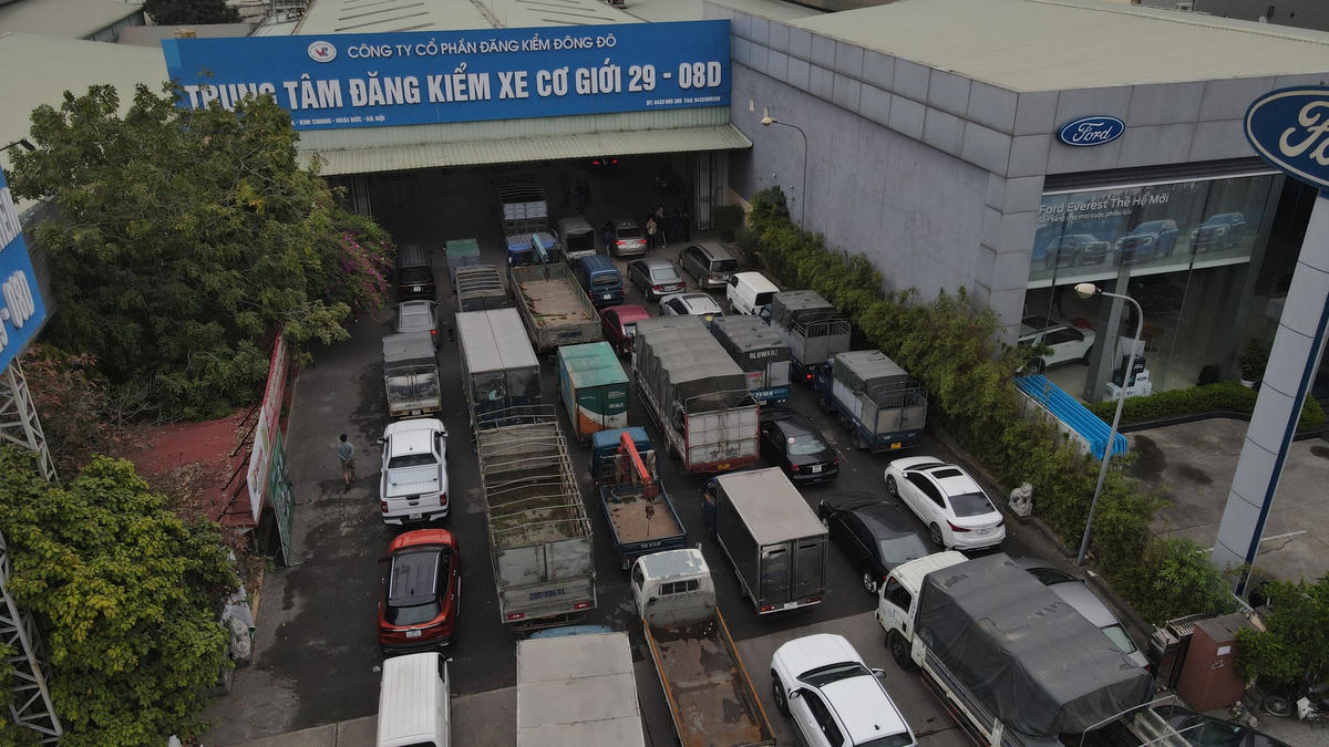 Phía trước cửa trung tâm đăng kiểm lúc 8h, vài chục chiếc xe ôtô lần lượt đứng chờ.