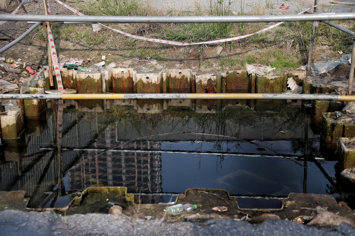 Phía bên trong rào tôn là những chiếc giếng nước đọng phát sinh ra bọ gậy và ruồi muỗi cư trú.