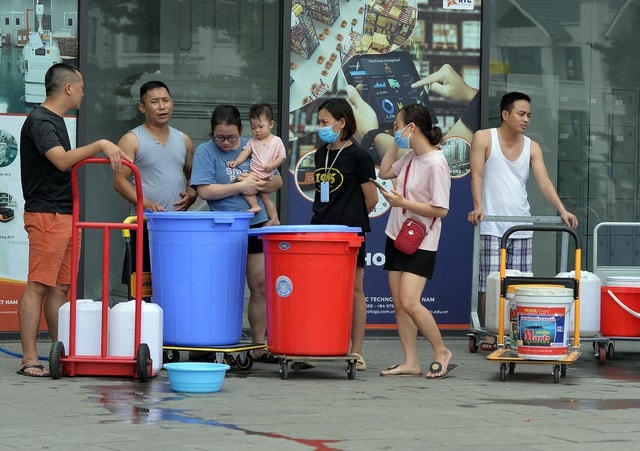 Nhiều khu vực ở Hà Nội có nguy cơ thiếu nước sinh hoạt vào mùa hè.  