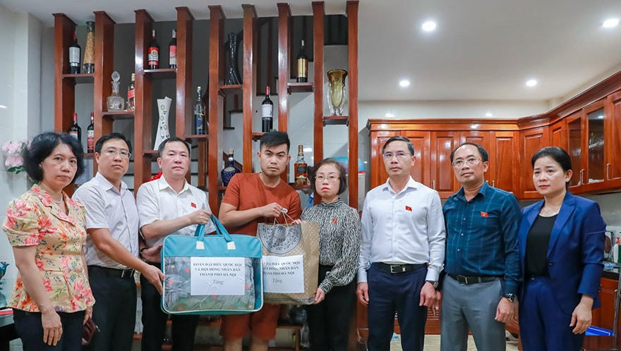 Đoàn công tác thăm hỏi, động viên gia đình các nạn nhân gặp nạn tại vụ cháy.