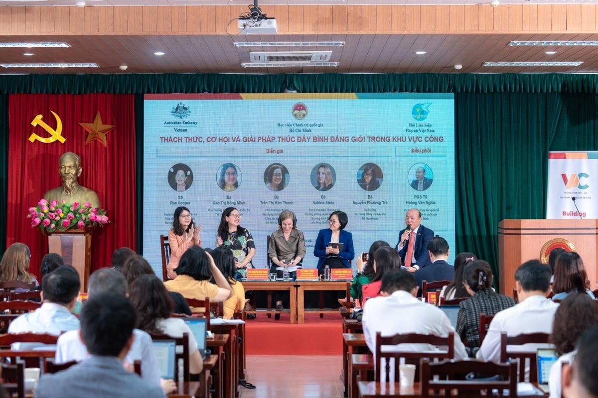 Tọa đàm về thách thức, cơ hội và giải pháp bình đẳng giới trong khu vực công.