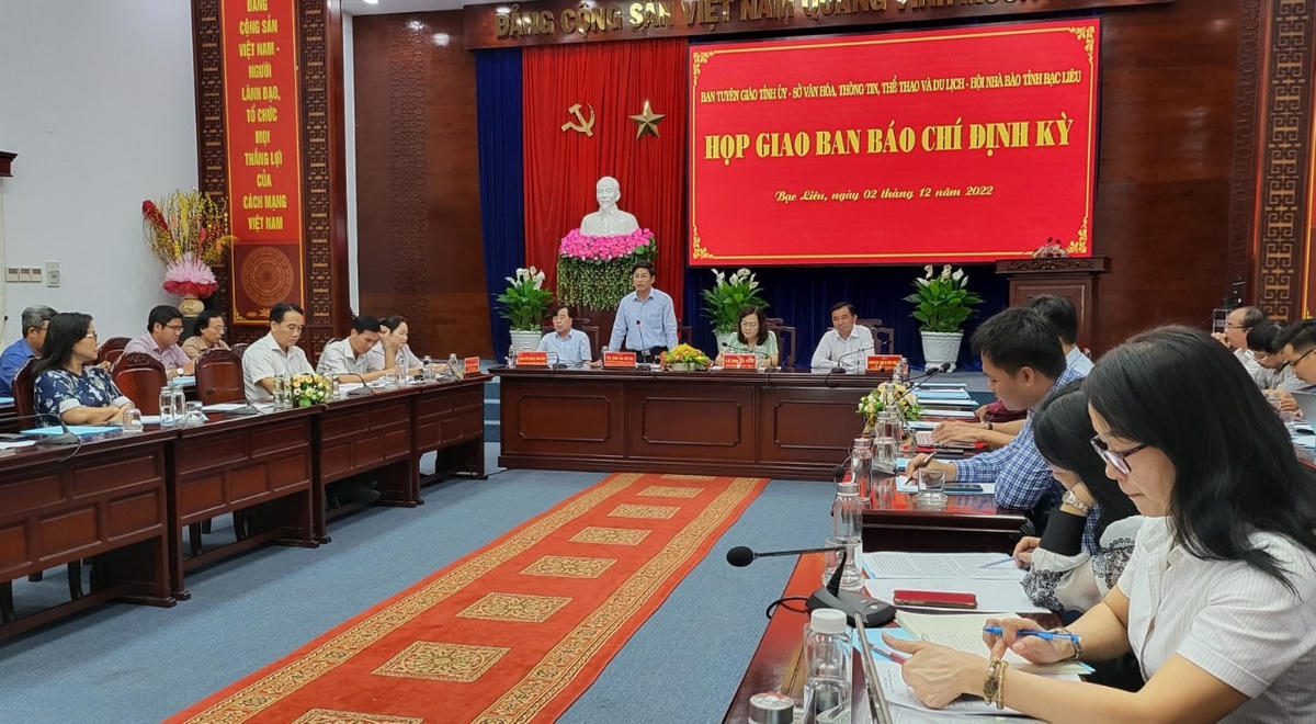 Ông Tạ Trung Dũng, Trưởng ban tuyên giáo Tỉnh uỷ Bạc Liêu cung cấp thông tin tại cuộc họp giao ban báo chí.