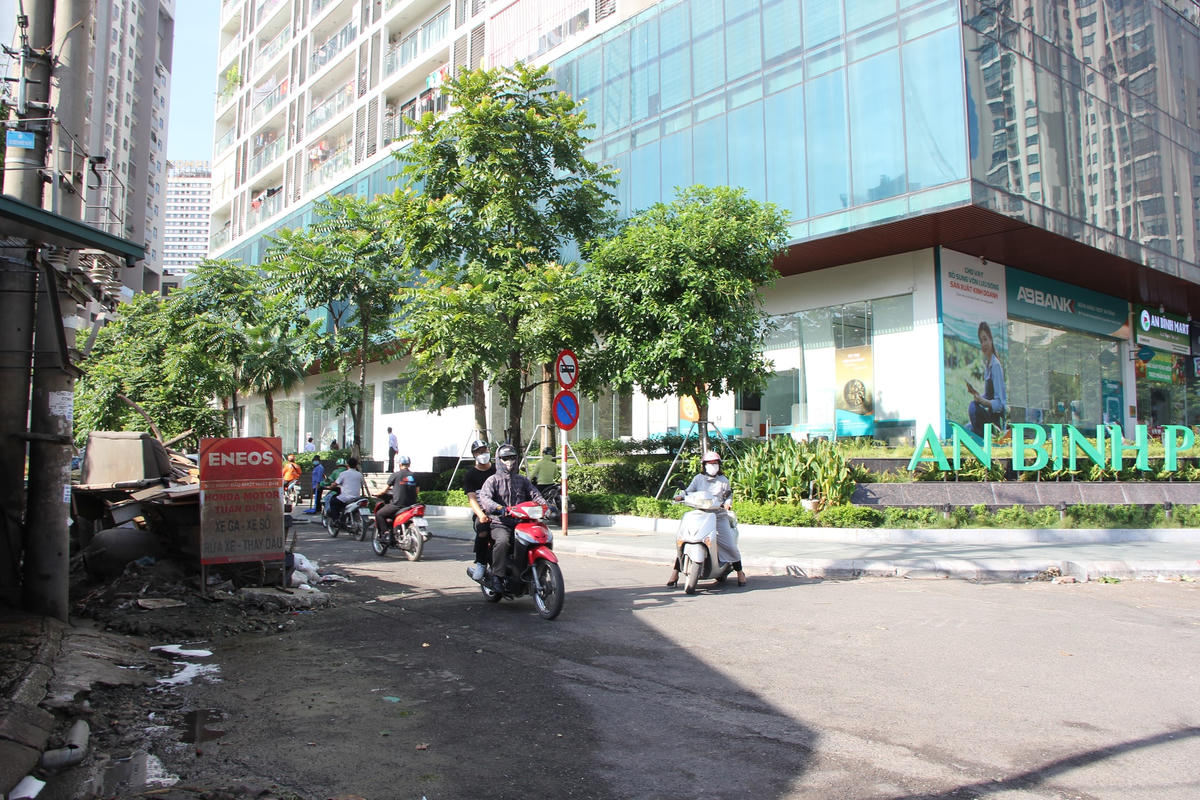Chị Nguyễn Thị Nhàn một người dân sống ở chung cư An Bình Plaza cho biết: “Điểm tập kết rác này ảnh hưởng không nhỏ đến cuộc sống sinh hoạt nhiều hộ dân ở tòa nhà. Nhiều hộ gia đình từ tầng 2 - 5 phải đóng cửa kín mít vì mùi thối bốc xộc thẳng vào nhà không thể nào ngửi nổi. Đã nhiều lần ban quản trị tòa nhà đại diện cho hàng trăm cư dân kiến nghị lên UBND phường nhưng vẫn chưa thấy giải quyết”.