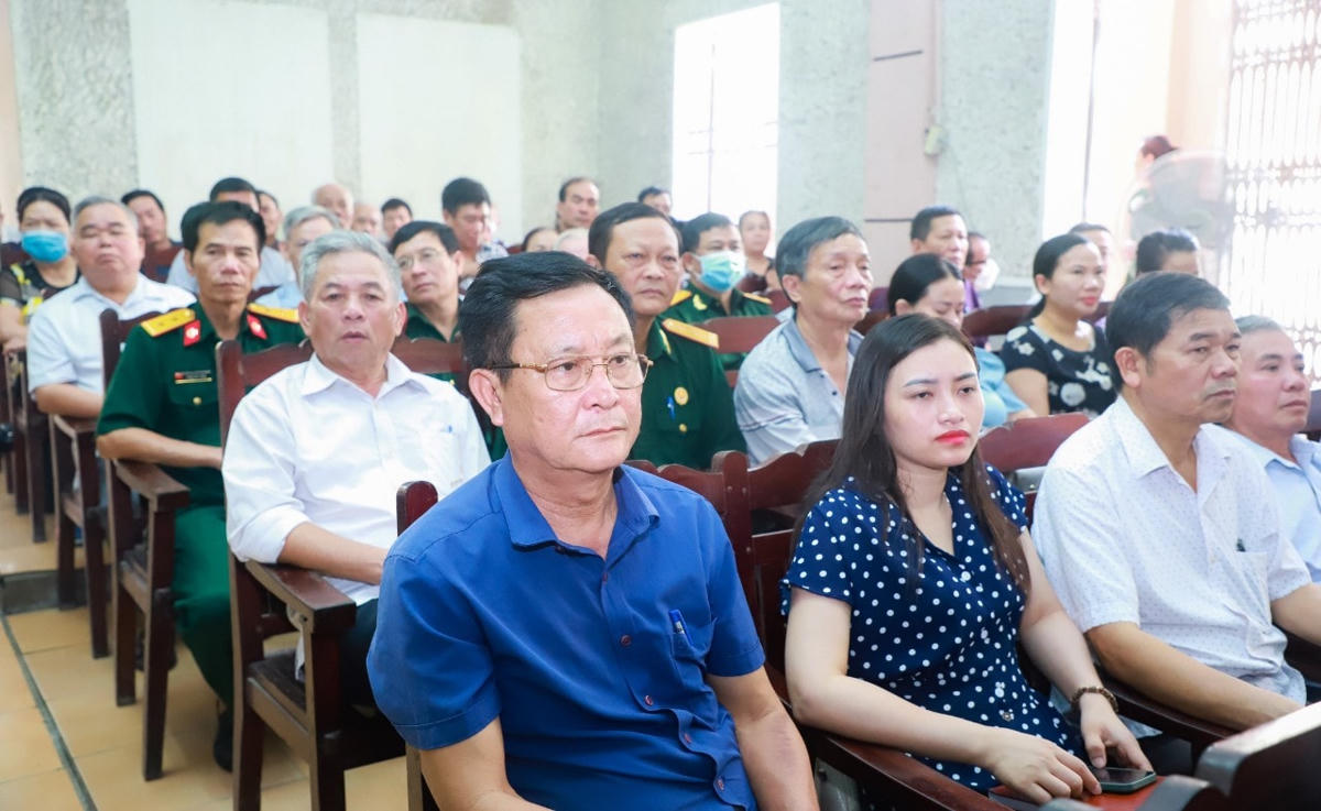 Dù trời nắng nóng, nhưng ngay từ sáng sớm hàng trăm cử tri phường Cửa Nam, TP Vinh đã có mặt tại Hội trường để phản ánh những tâm tư, kiến nghị của mình lên đại biểu Quốc hội.