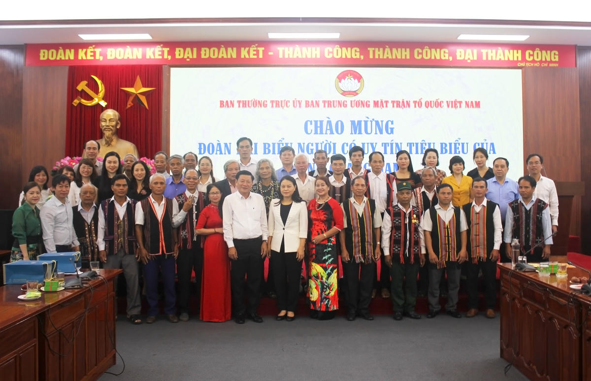 Phó Chủ tịch - Tổng Thư ký Nguyễn Thị Thu Hà chụp ảnh lưu niệm cùng Đoàn đại biểu người có uy tín tiêu biểu của tỉnh Quảng Nam.