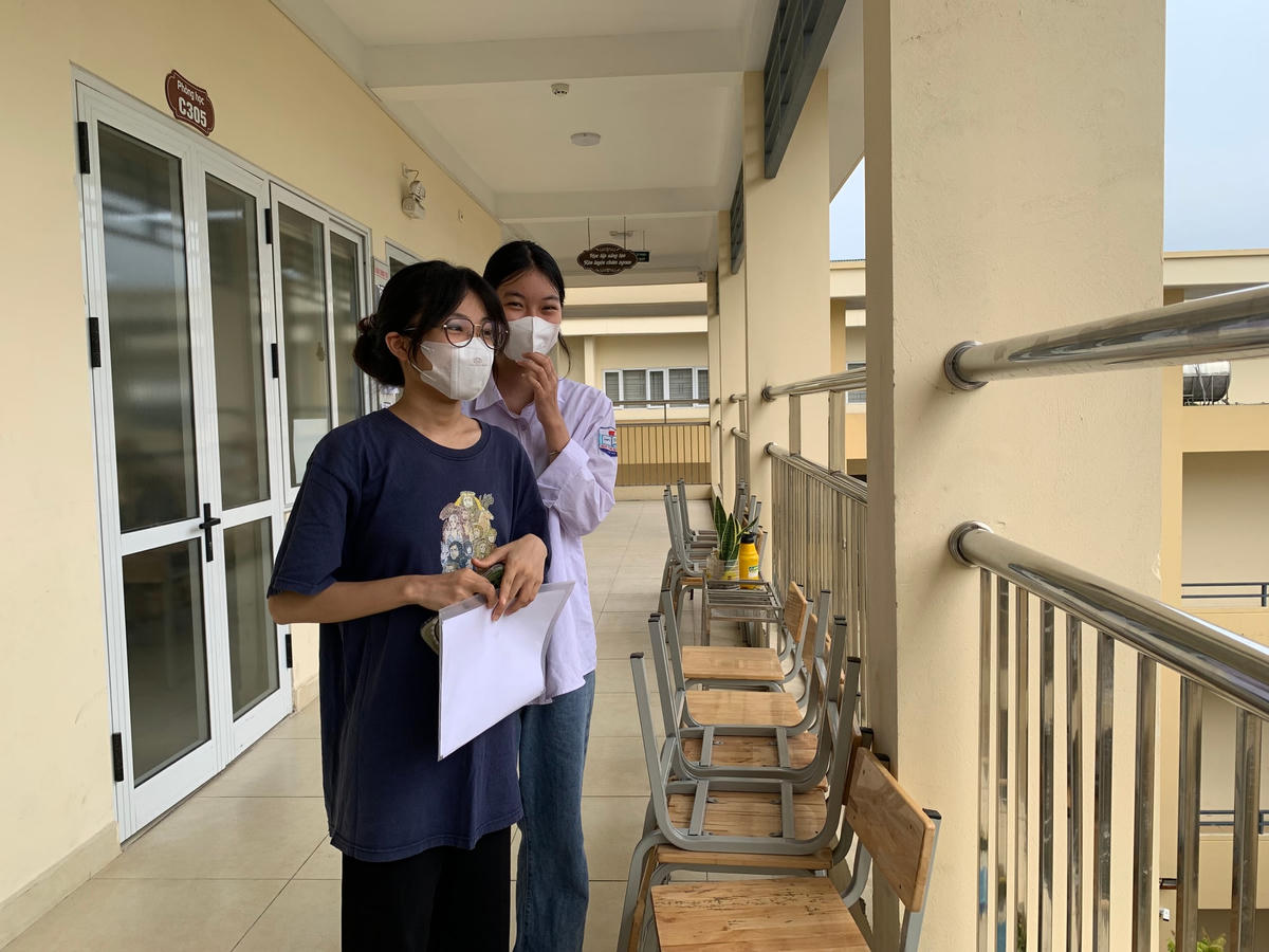 Hai thí sinh trước giờ vào phòng thi.