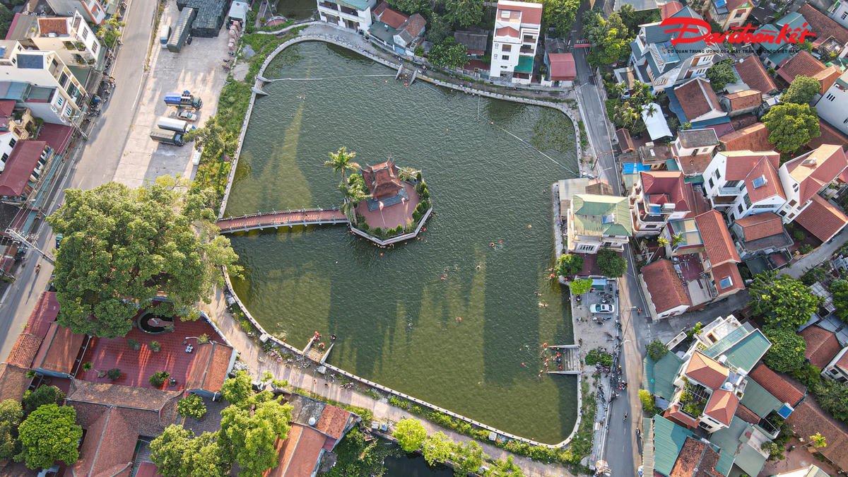 Từ giữa năm 2016, người dân trong xã Dương Liễu, Hoài Đức, Hà Nội đã cùng nhau góp tiền cải tạo lại ao làng Thiên thành bể bơi miễn phí. Trước kia nơi đây là ao đình bị ô nhiễm trầm trọng, là nơi người dân thoải mái xả rác thải, chất thải,...
