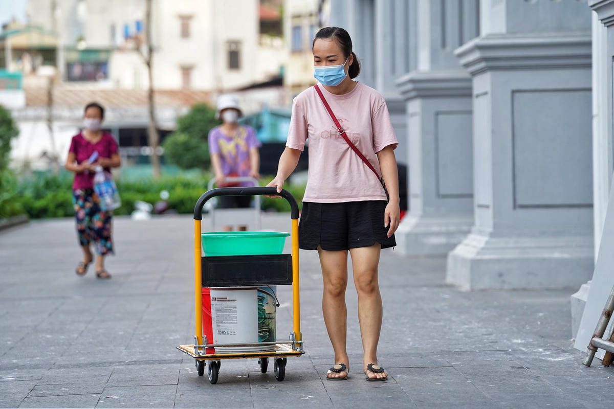 " Mỗi lần bị mất nước như thế này tôi đều phải xin đi làm muộn hoặc nghỉ làm ở nhà để "canh" lấy nước. Tuy nhiên, số nước này cũng chỉ đủ để nấu cơm canh, không đủ tắm giặt. Muốn tắm giặt thì phải lên cơ quan sớm, hoặc sang nhà người thân tắm nhờ. Thật sự tôi ngán ngẩm trước tình trạng mất nước tại đây", chị Nga chia sẻ.
