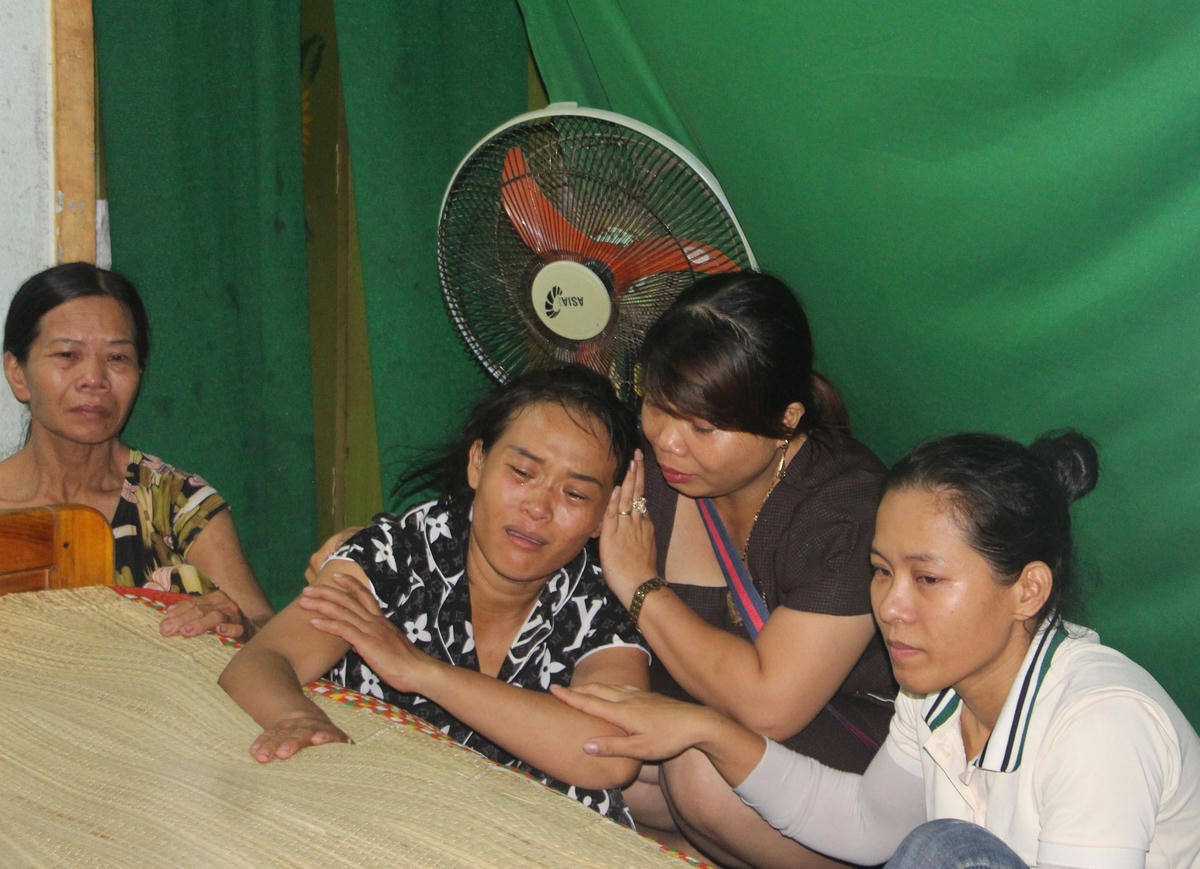 Chị Nguyễn Thị Lộc gào khóc bên thi thể các con.