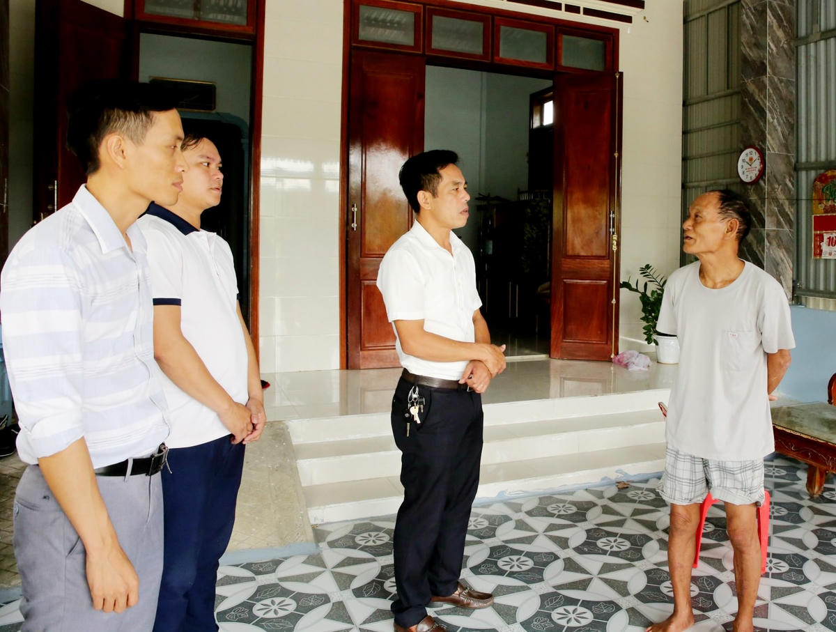 Đoàn công tác của CDC Hà Tĩnh đã trực tiếp có mặt tại xã Kỳ Nam để tuyên truyền, vận động người dân phòng chống dịch sốt xuất huyết. 