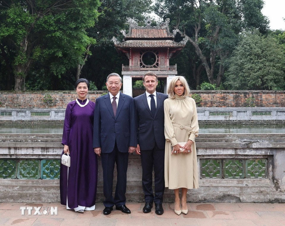Tổng Bí thư Tô Lâm và Phu nhân cùng Tổng thống Pháp Emmanuel Macron và Phu nhân chụp ảnh chung trước Khuê Văn Các - biểu tượng của Thủ đô Hà Nội. (Ảnh: Thống Nhất/TTXVN)