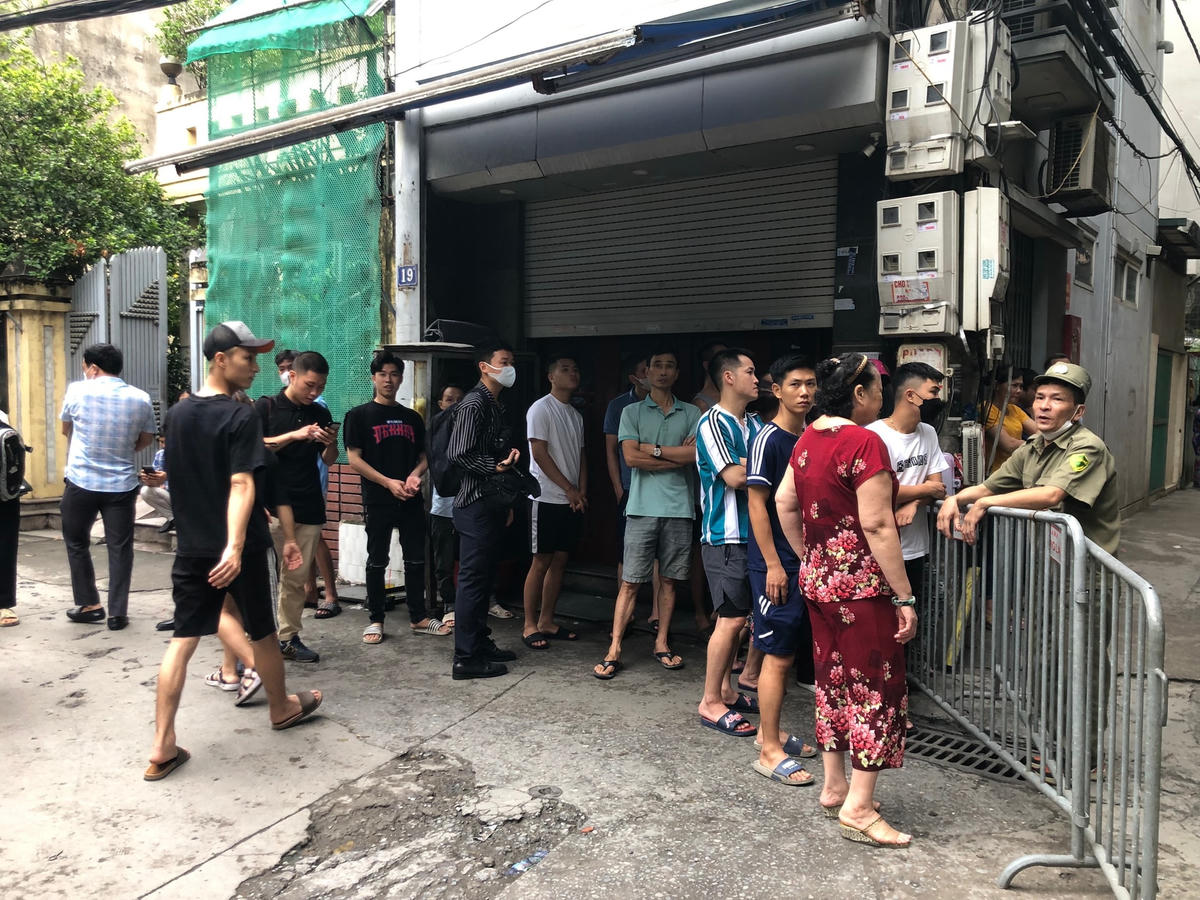 Hàng rào 2 lớp đc dựng để hạn chế phương tiện vào khu vực hiện trường.