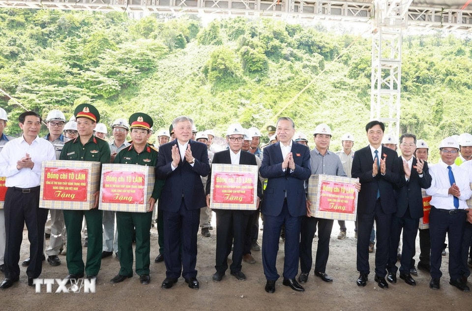 Tổng Bí thư Tô Lâm thăm tặng quà cho các đơn vị xây dựng, thi công dự án đầu tư, xây dựng Bến cảng Liên Chiểu-phần cơ sở hạ tầng dùng chung. (Ảnh: Thống Nhất/TTXVN)