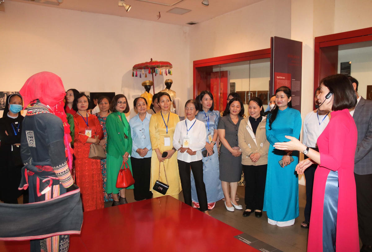 Đại biểu tham quan các hiện vật trưng bày tại Bảo tàng Phụ nữ Việt Nam.