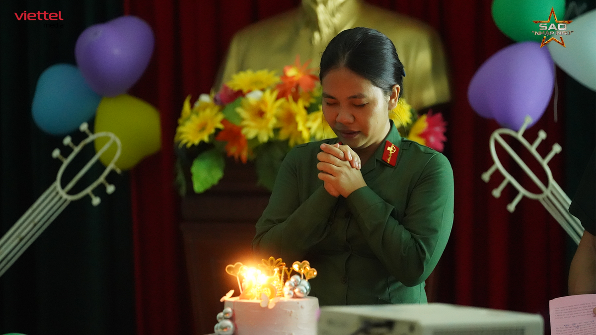 Chiến sĩ nữ Vân Anh bất ngờ vì được đồng đội tổ chức sinh nhật. 