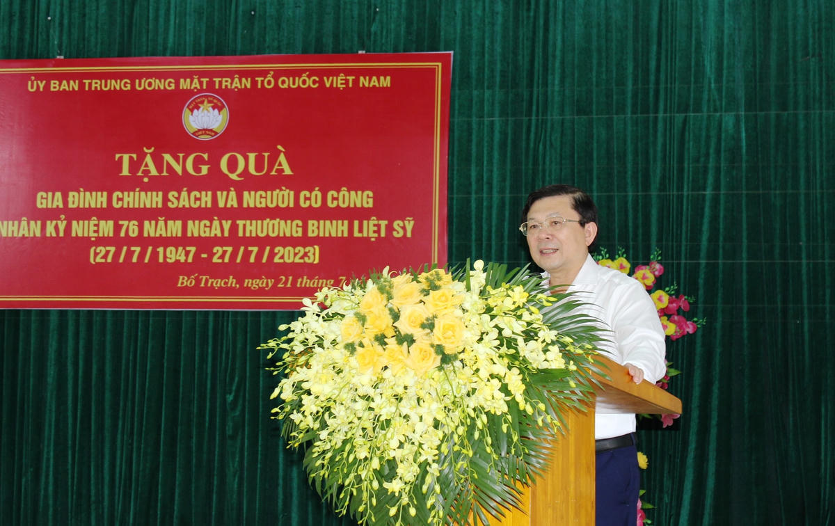 Phó Chủ tịch Nguyễn Hữu Dũng động viên, thăm hỏi người có công ở huyện Bố Trạch, tỉnh Quảng Bình.