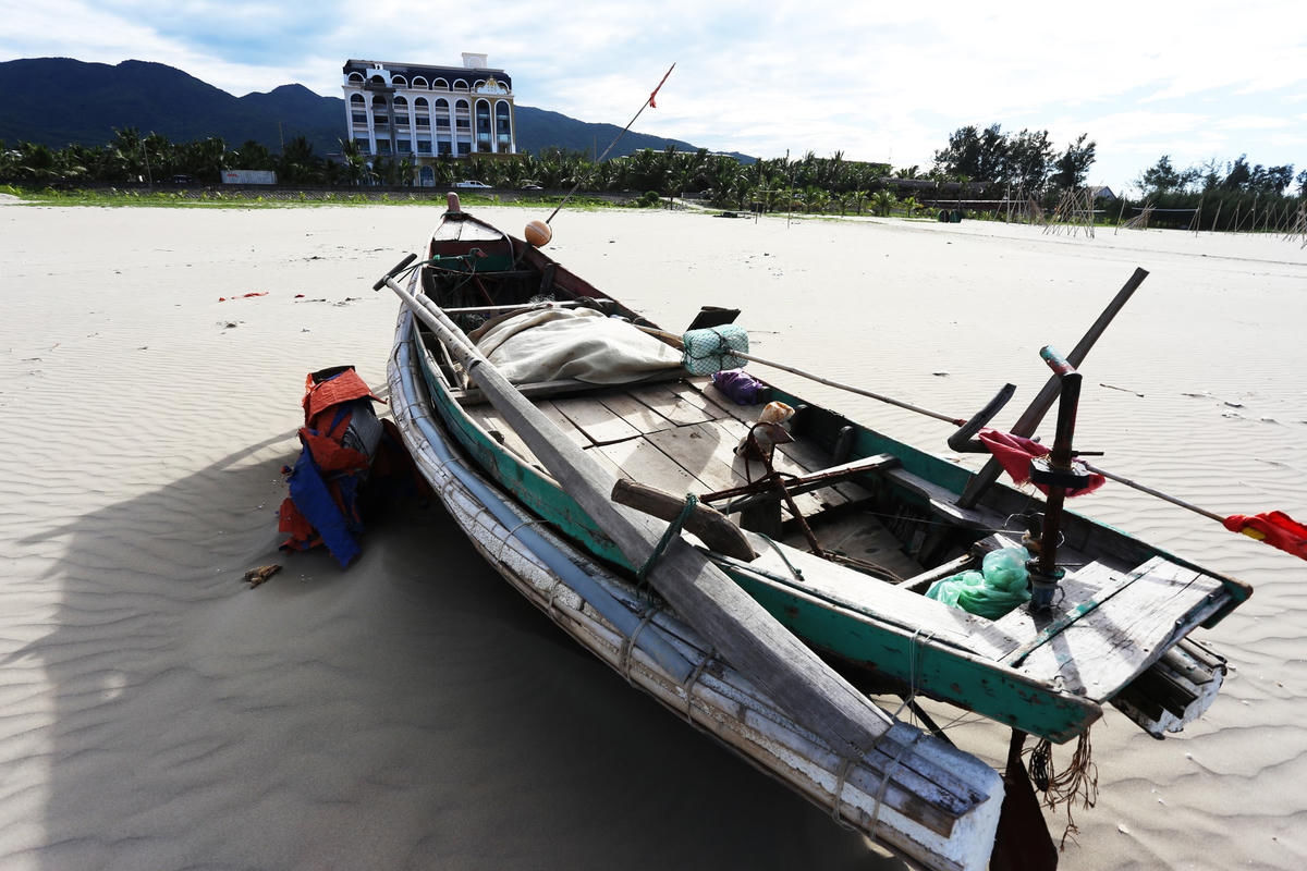 Nhiều gia đình chỉ còn bố mẹ già, con nhỏ, số còn lại đều rủ nhau đi xuất khẩu lao động. Cũng nhờ xuất ngoại mới có tiền thoát nghèo, xây nhà cao của rộng.