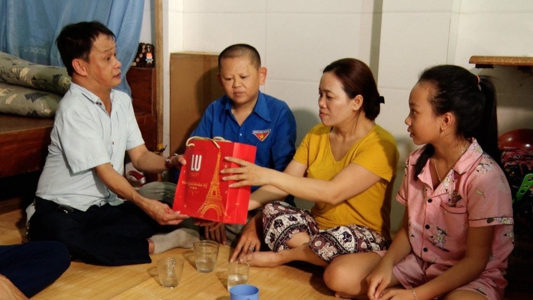 Anh Toán (bìa trái) trong một lần hoạt động thiện nguyện tại Quảng Bình. Ảnh: Nối trọn yêu thương.