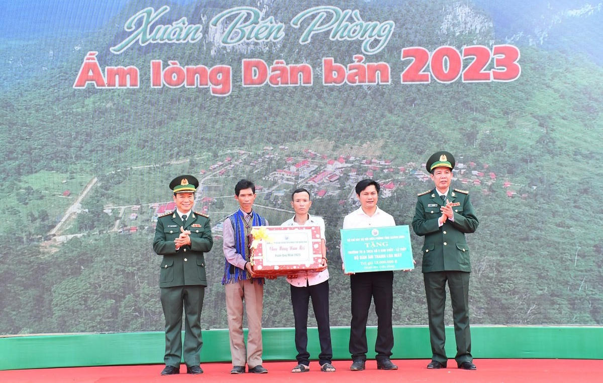 Lãnh đạo Bộ Chỉ huy BĐBP tỉnh Quảng Bình tặng quà Tết cho cán bộ và người dân xã Kim Thuỷ