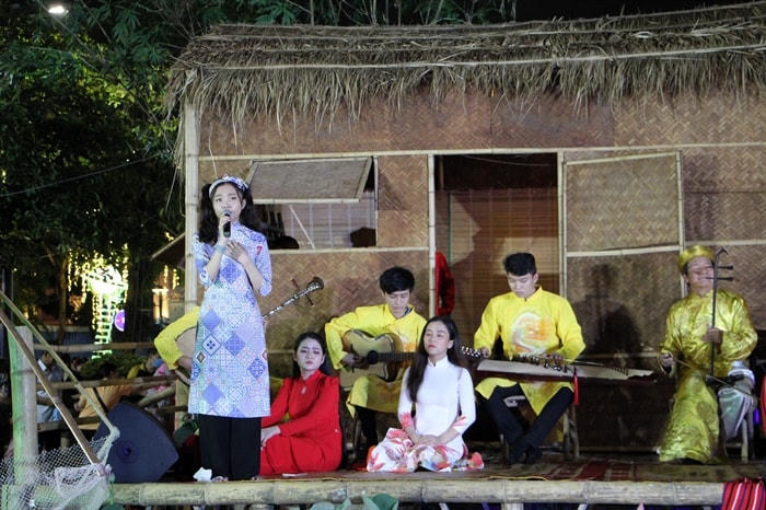 Một tiết mục Đờn ca tài tử tại đường đi bộ Nguyễn Huệ (TPHCM) với sự tham dự của nhiều tài tử ca trẻ tuổi.