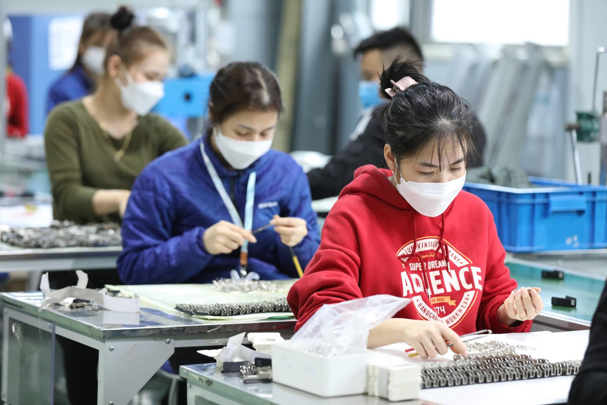 Nhu cầu chăm sóc sức khỏe người lao động là rất lớn để phát hiện sớm các bất thường sức khỏe phát sinh trong quá trình lao động. Ảnh: Quang Vinh.