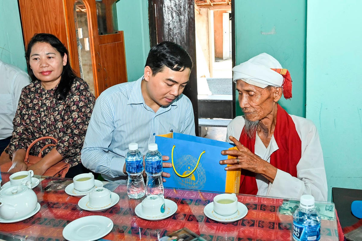 Nguyễn Hoài Anh, Phó Bí thư Thường trực Tỉnh ủy, Chủ tịch HĐND tỉnh Bình Thuận thăm chúc tết Sư cả Lượng Dư.