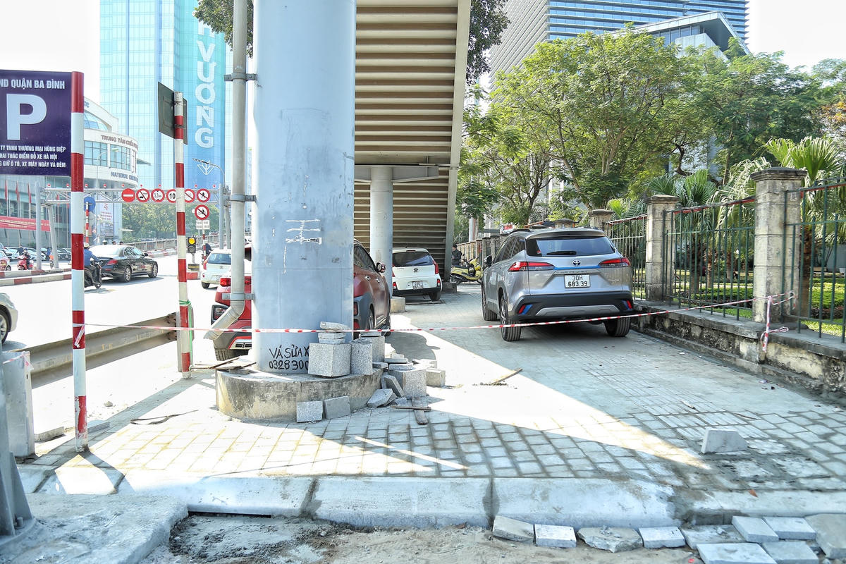 Vỉa hè vừa được sửa chữa, xi măng chưa kịp khô mà hàng loạt xe ô tô đi lên.