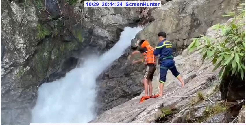 Thao tác tiếp cận thác nước có du khách Nga gặp nạn. Ảnh từ clip của Trung tâm 114 Đà Nẵng.