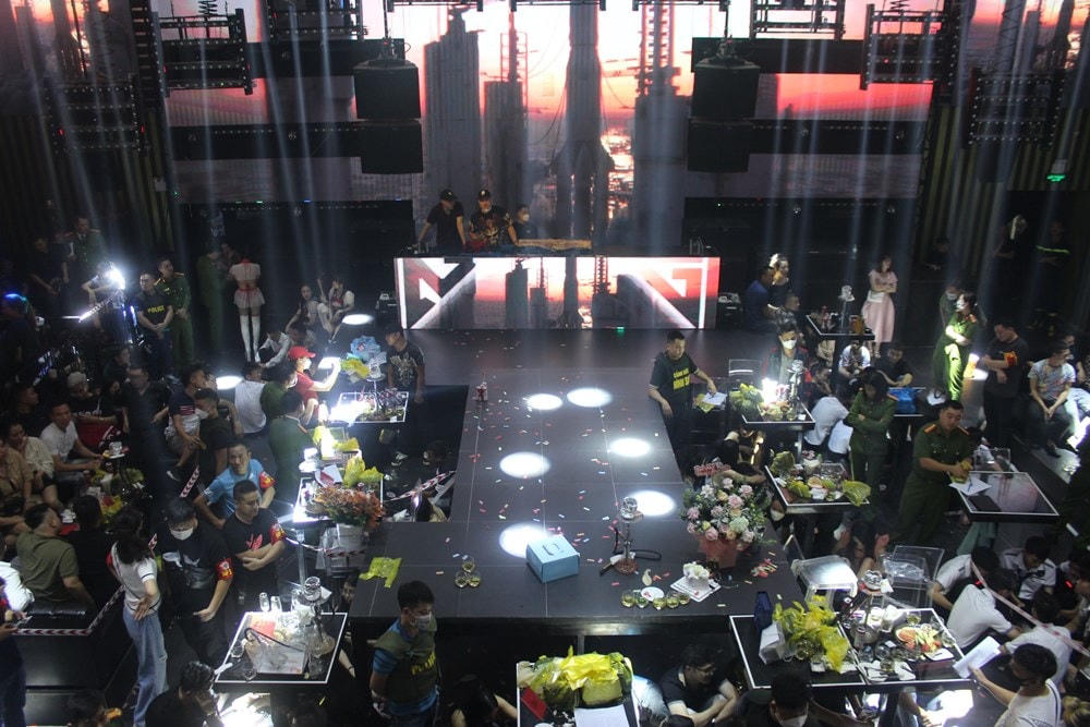 Lực lượng Công an kiểm tra vi phạm tại Vũ trường Hoàng Gia.